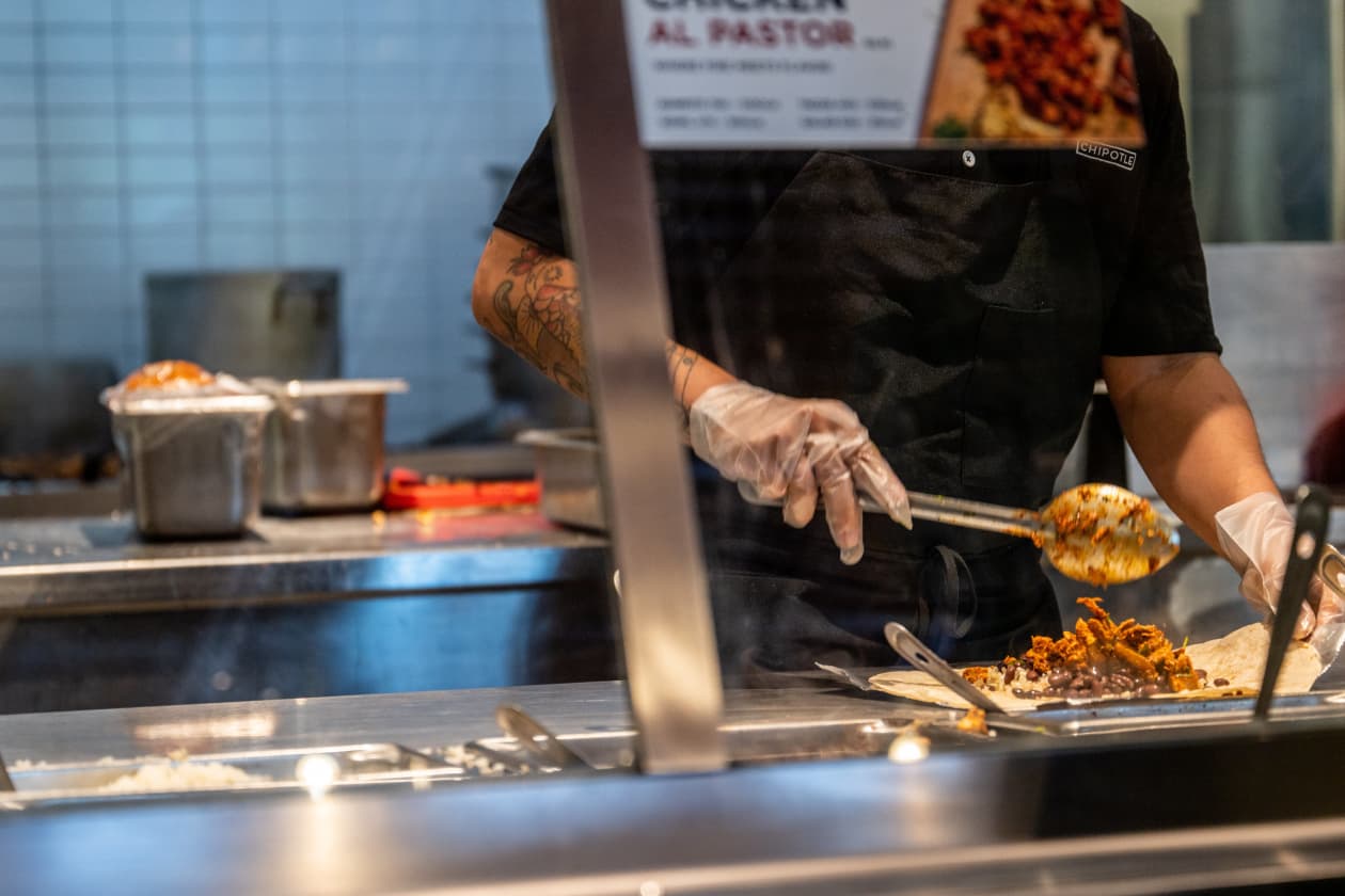 Chipotle stock drops nearly 9 after earnings as company says inflation