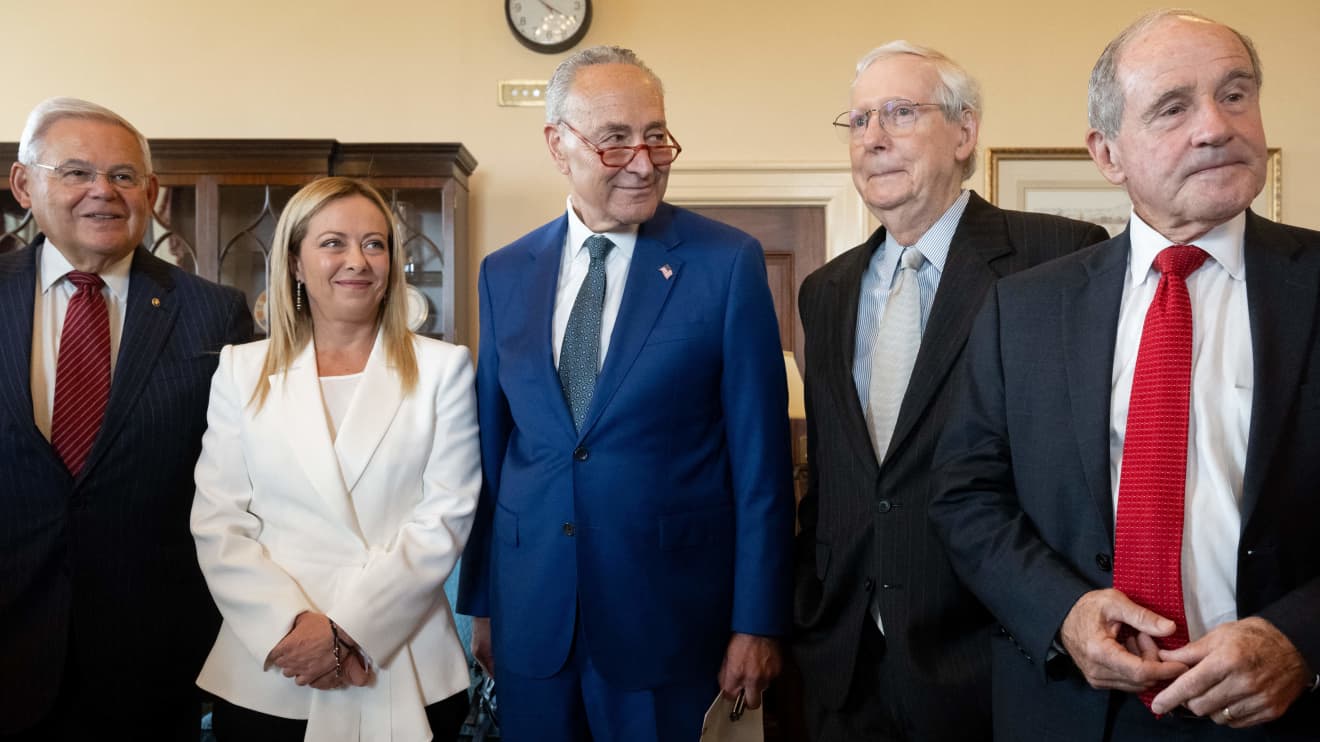 McConnell freezes up again during Kentucky news conference