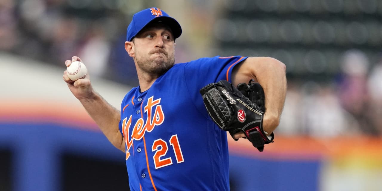 Mets trade closer David Robertson to Marlins for two minor