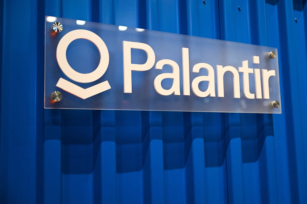 Palantir’s sharp stock drop just prompted one bear to abandon his stance