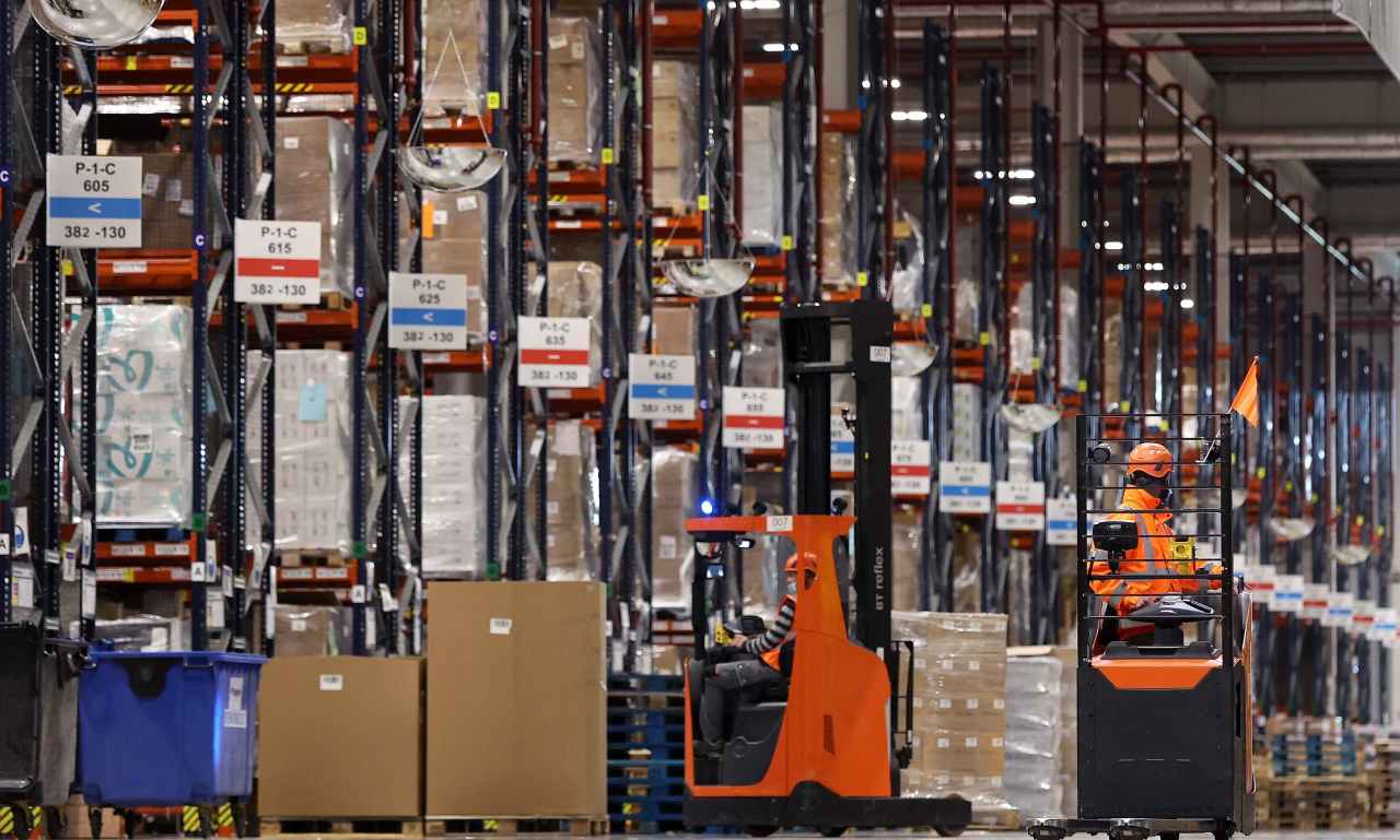 U.S. adds 324 000 private sector jobs ADP says. Hot labor market