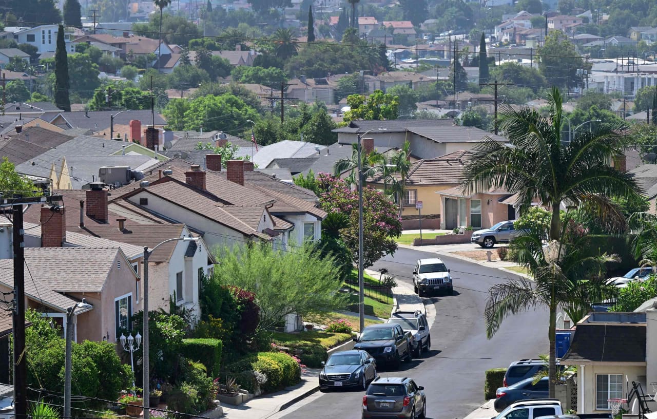 Mortgage rates fall for second week in a row, leading to ‘small increase’ in refinancing
