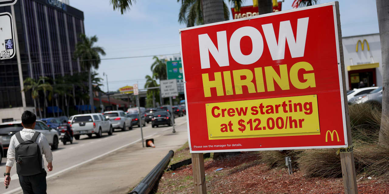U.S. jobless claims plunge to lowest level since mid-October - Vimarsana News