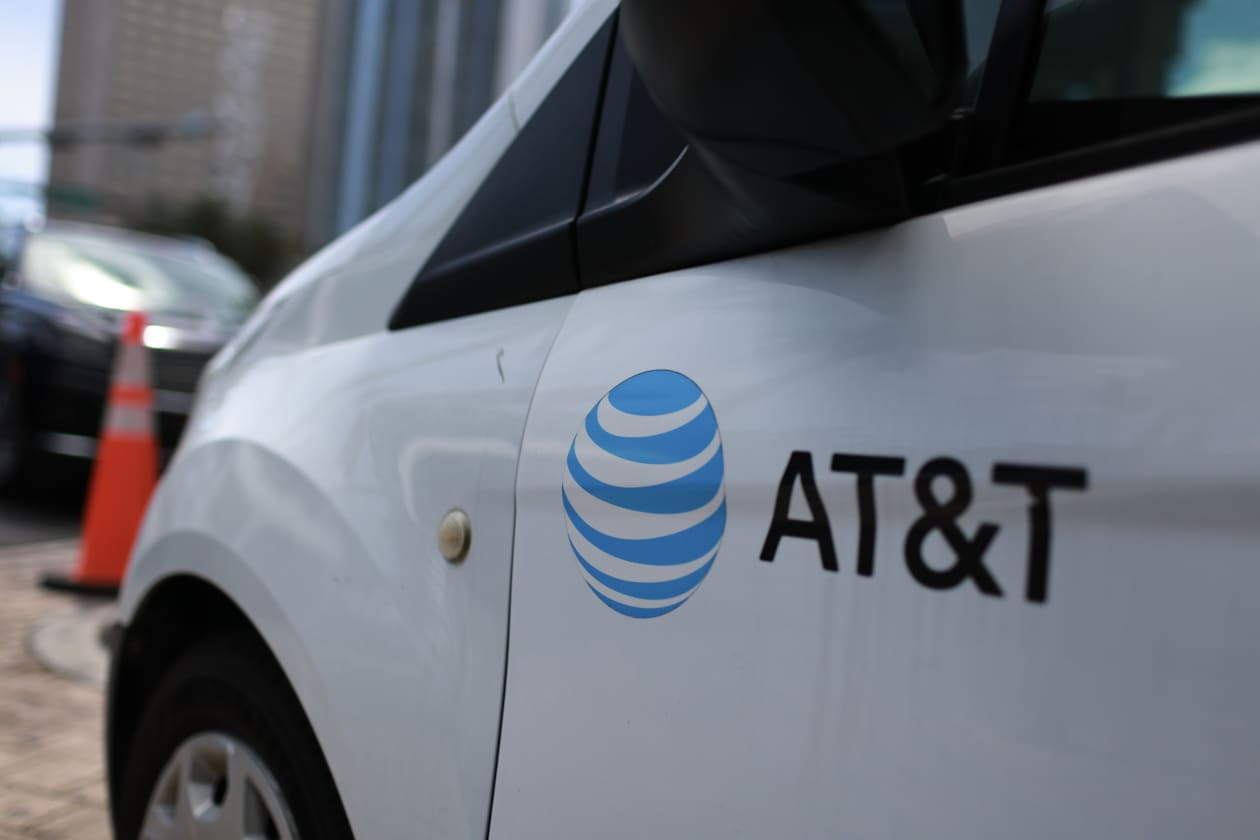 The SpaceX threat could loom over AT&T's stock for a prolonged stretch, analyst cautions