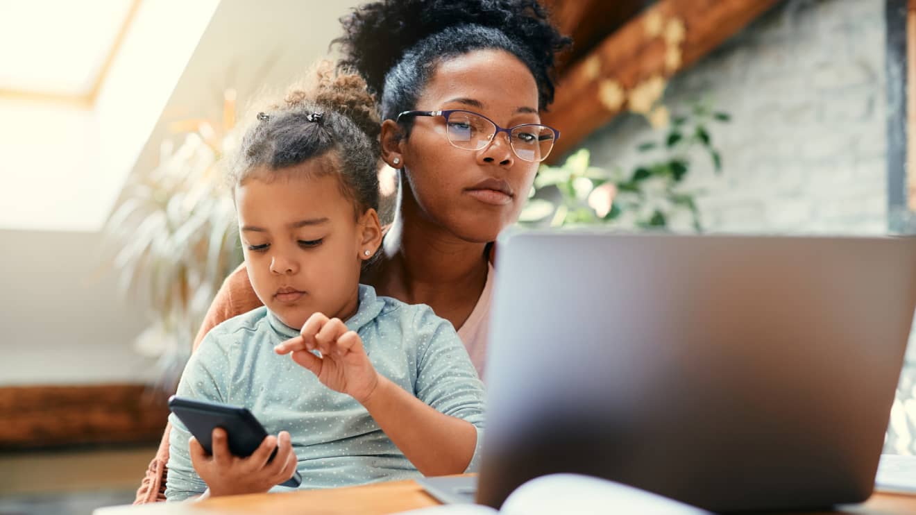 This mother is earning $2,000 less per month during the summer so she can take care of her kids — and she's not alone - Vimarsana News