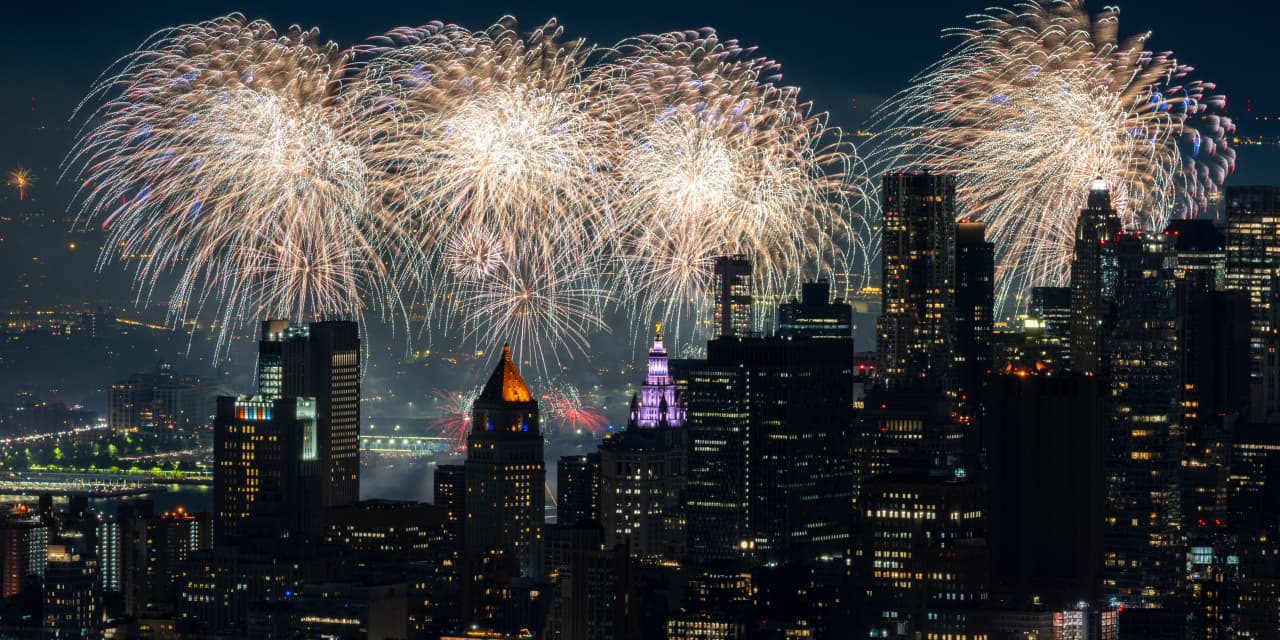 MarketWatch / Getty image from New York's July 4 weekend coverage, used for the U.S. futures reopening angle.