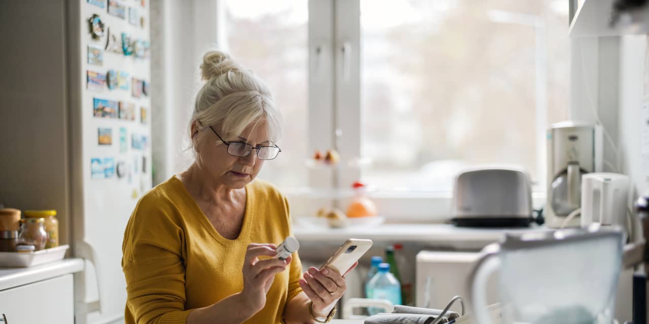 Middlemen pocket 70% of Medicare spending on widely used generic drugs, study finds