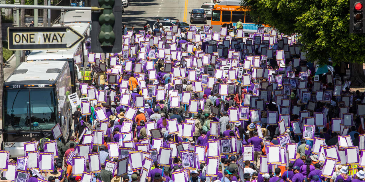 Striking workers need unemployment pay — and fast, this lawmaker says - Vimarsana News