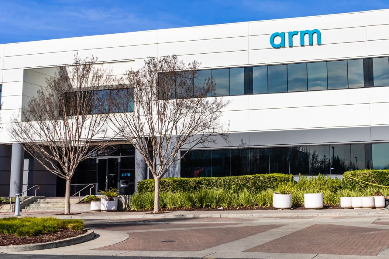 Arm crushes earnings expectations, but stock falls as forecast lacks wow factor