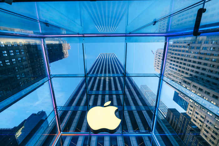 受有关其折叠屏iPhone出货的矛盾报道影响，苹果公司股价周二下跌。