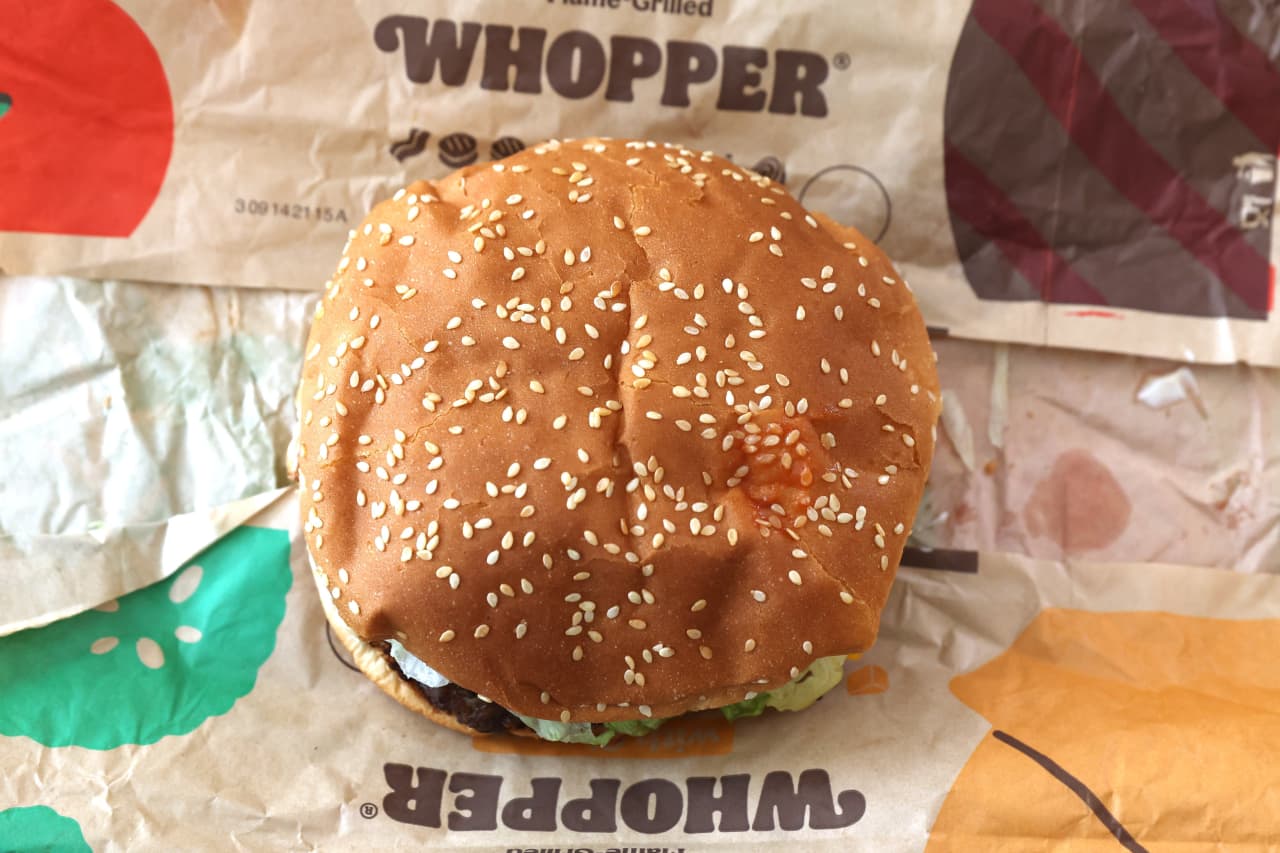 Burger King must answer to claim that Whopper appears bigger on menu than  in reality - MarketWatch