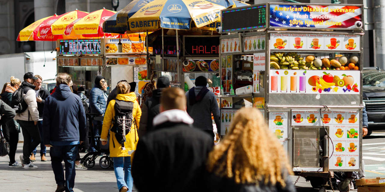 U.S. jobless claims fall to lowest level in four weeks