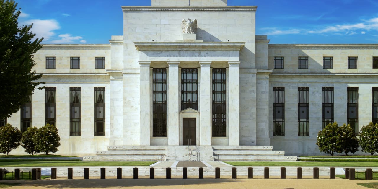 Hedge funds’ use of leveraged Treasury trades needs ‘diligent monitoring,’ Fed paper says