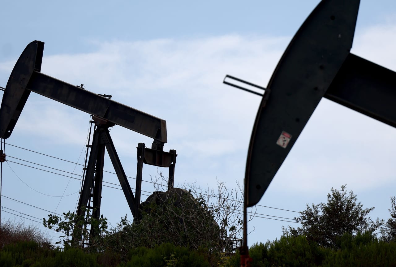 Oil prices consolidate after 7th straight weekly loss for U.S. benchmark