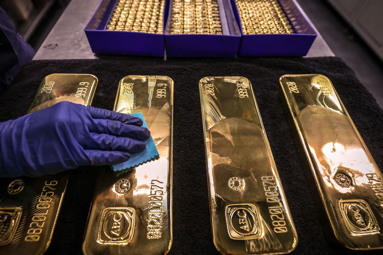 #Gold falls to a more than two-week low, gets caught up in risk-asset selloff