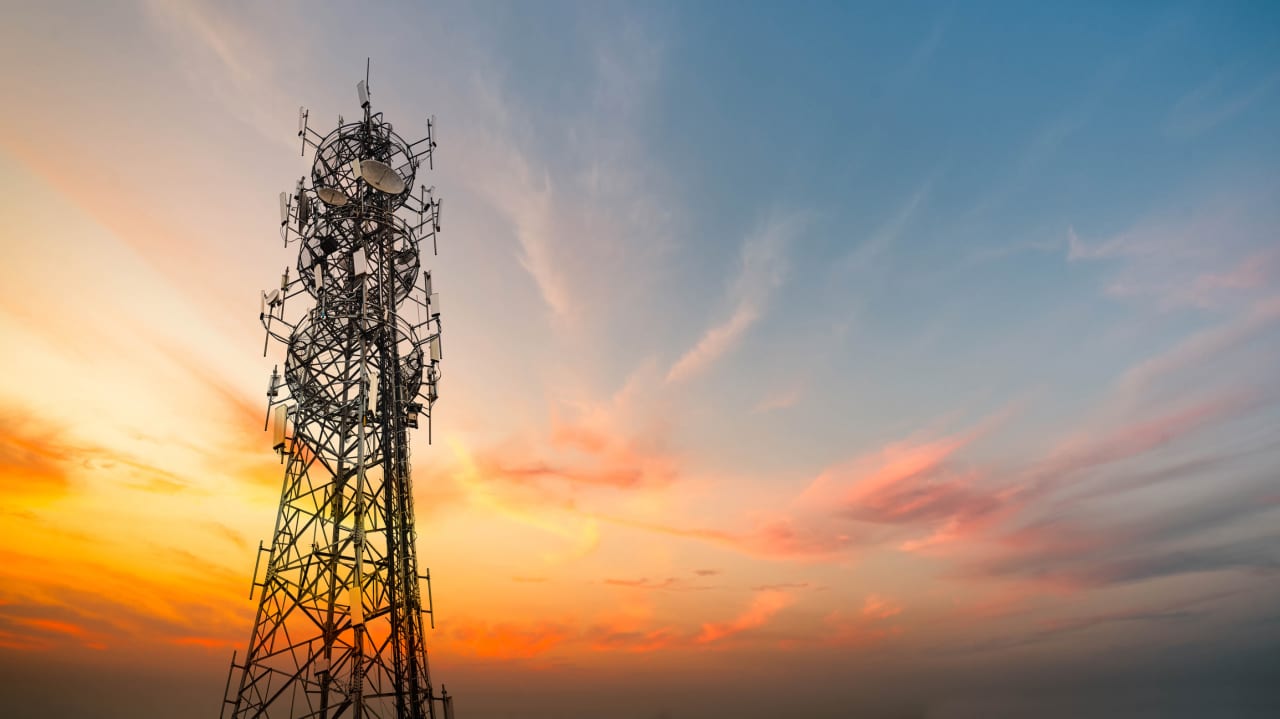 The mobile ambitions of SpaceX see telecom stocks get hit again. What the latest developments mean.