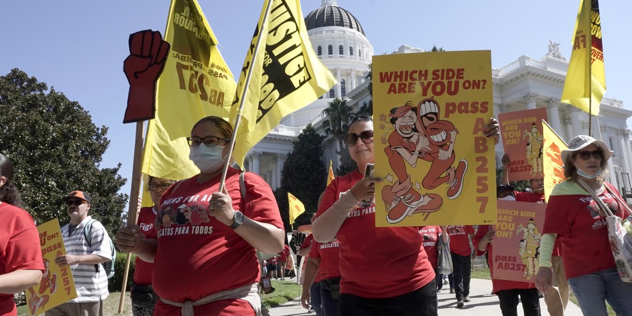 California fast food workers to get $20 minimum wage under new deal