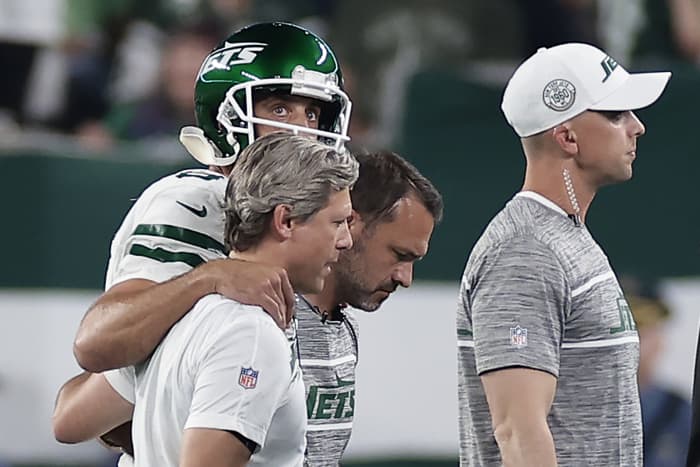 Aaron Rodgers injured, taken off field during Jets' first series