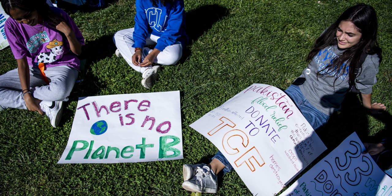 Un sommet extraordinaire de l’ONU, des manifestations et une semaine de discussions font monter la pression sur les combustibles fossiles et le réchauffement climatique