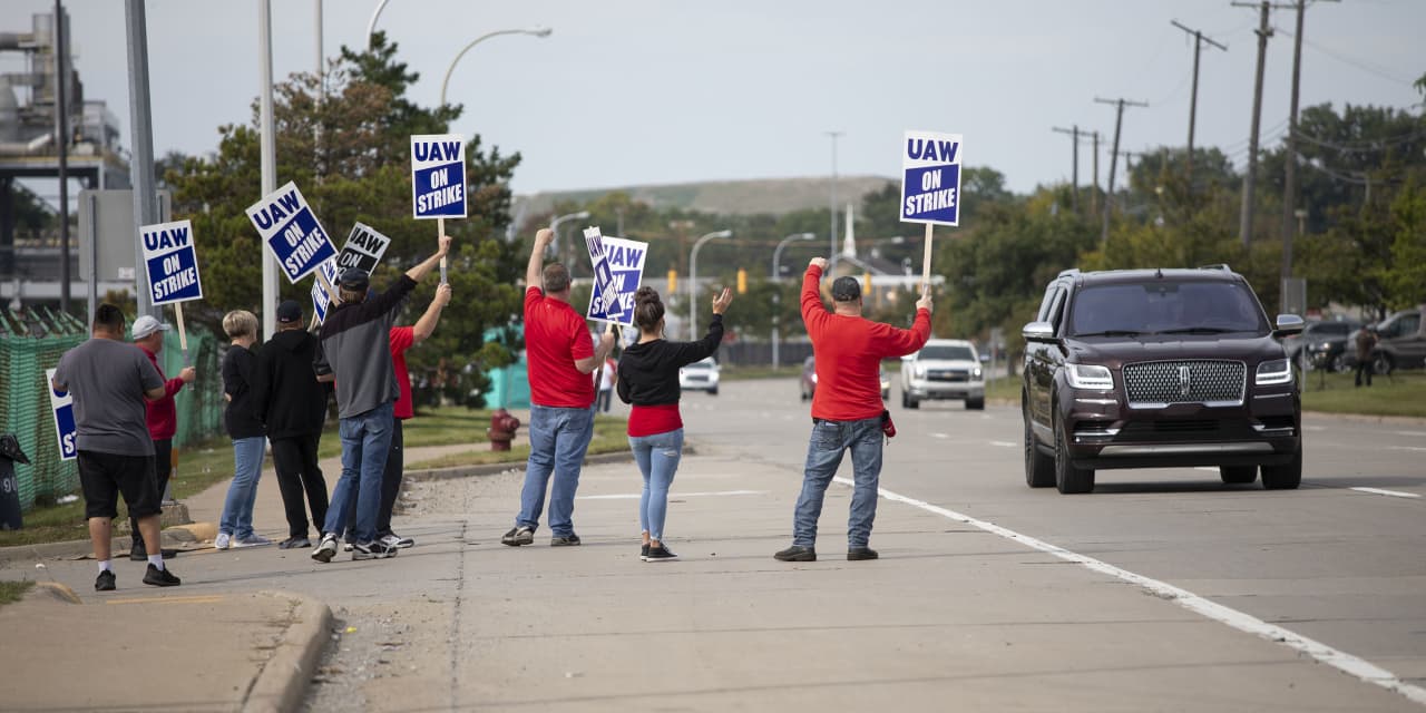 UAW auto strike looms large for inflation and economy