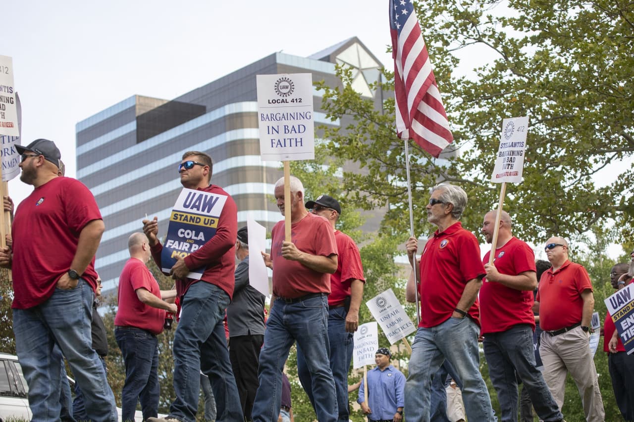 UAW Strike Expands To Stellantis Ram Truck Factory - MarketWatch