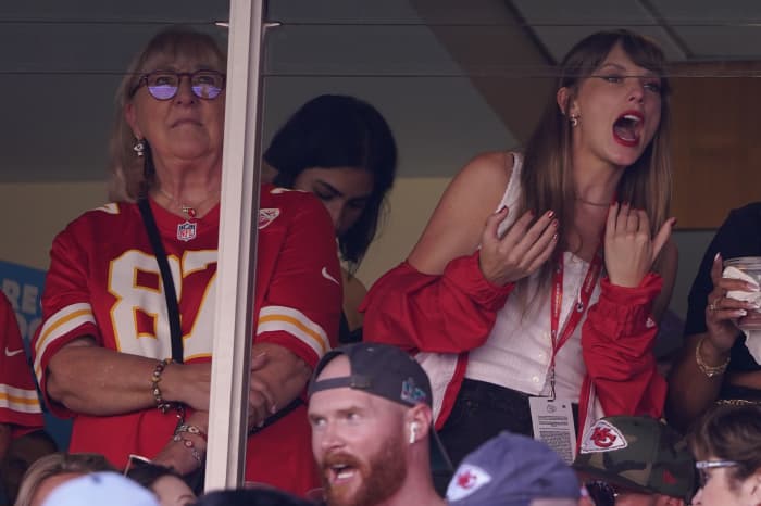 Taylor Swift Cheers on Travis Kelce at Kansas City Chiefs Game