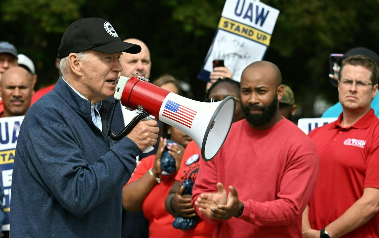 Biden tells UAW picket line to 'stick with it,' appears to endorse 40%  raise - MarketWatch