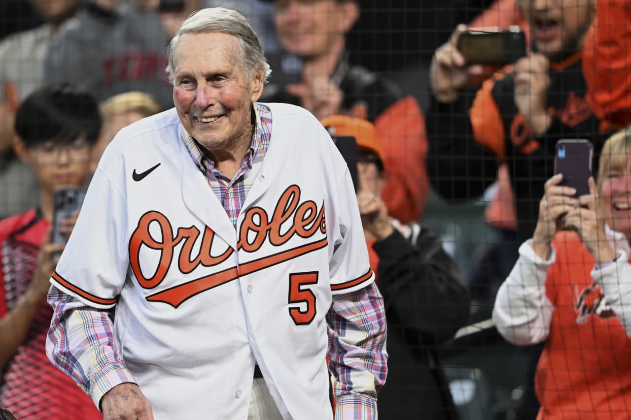 Brooks Robinson, Hall of Fame third baseman for Orioles, dies at 86
