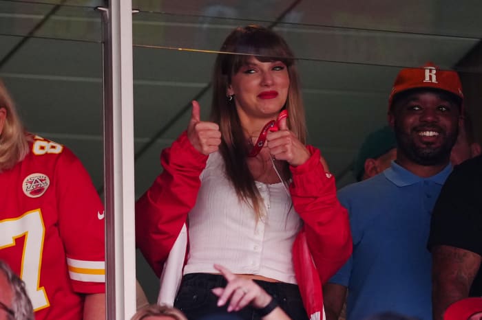 Taylor Swift, Travis Kelce fuss is a boost for Kansas City - Los