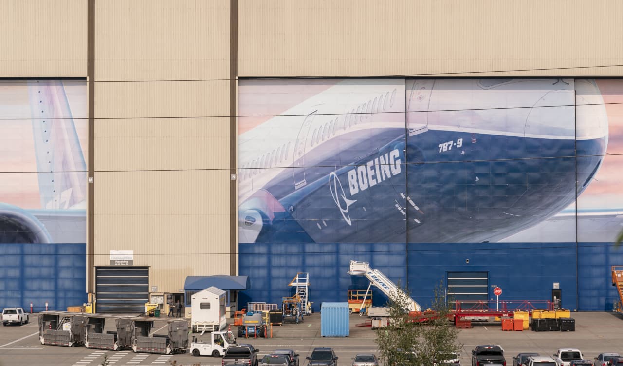 Boeing quiere despedir a miles de empleados y advierte de pérdidas trimestrales y caída de ventas