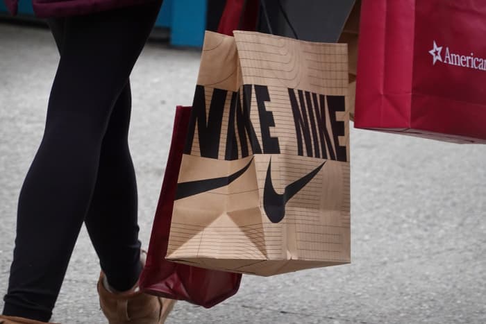 How much does nike make in a outlet year