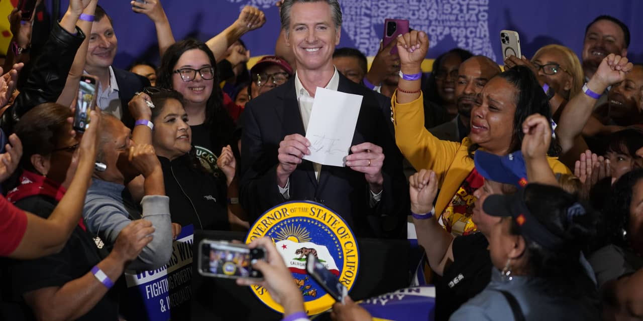 New California law raises minimum wage for fast-food workers to $20 an hour - Vimarsana News