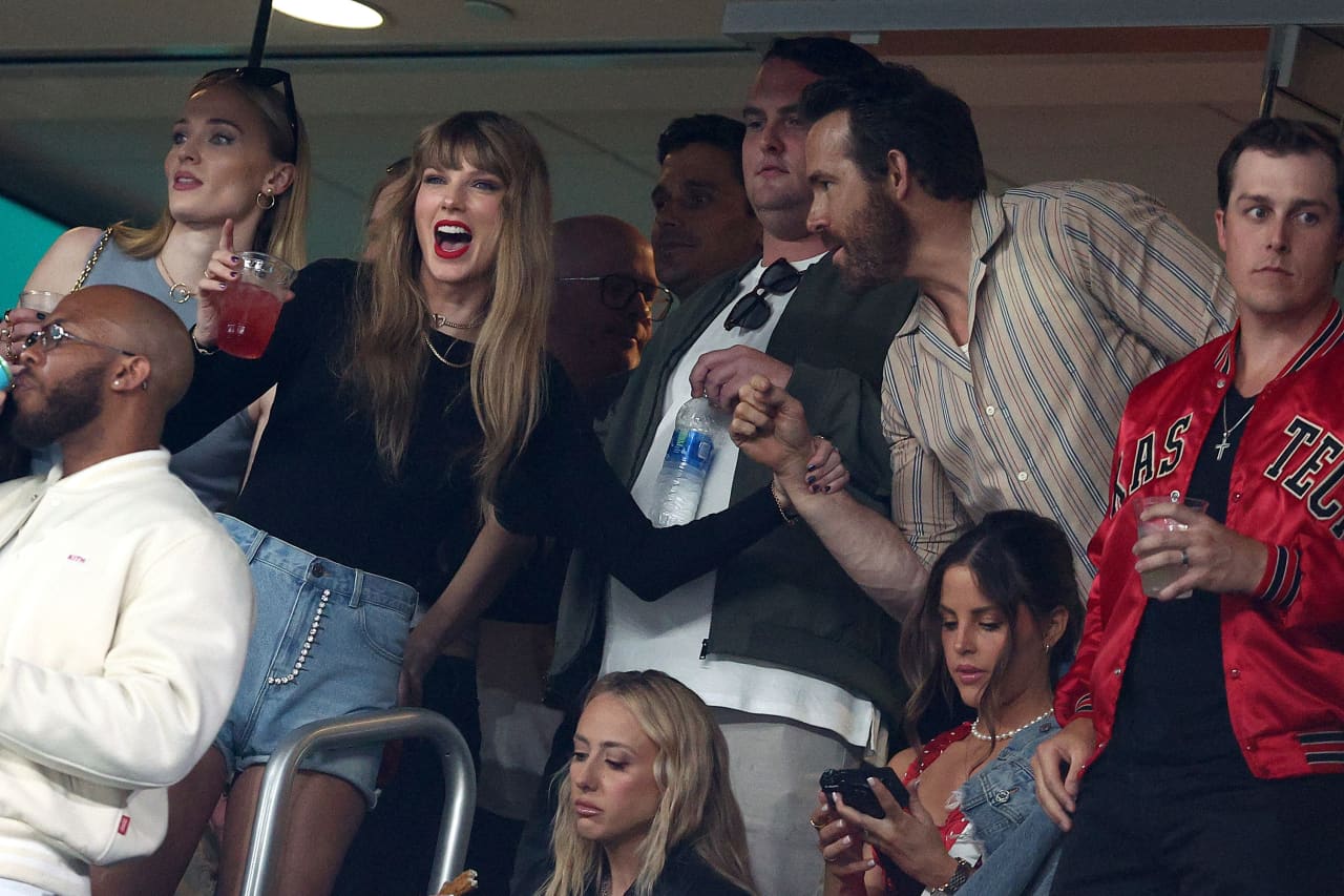 Taylor Swift attends Travis Kelce's Chiefs vs. Jets: Photos