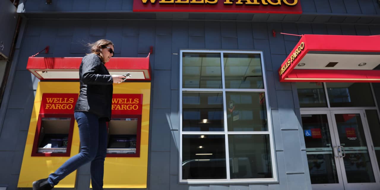 Wells Fargo downgrades four regional banks and highlights four top names in analyst shift - Vimarsana News