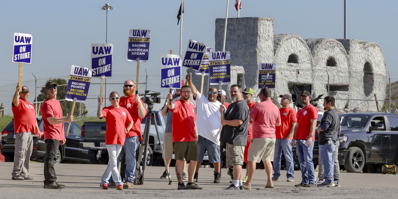 Ford and Stellantis workers join those at GM in approving new contract - Vimarsana News