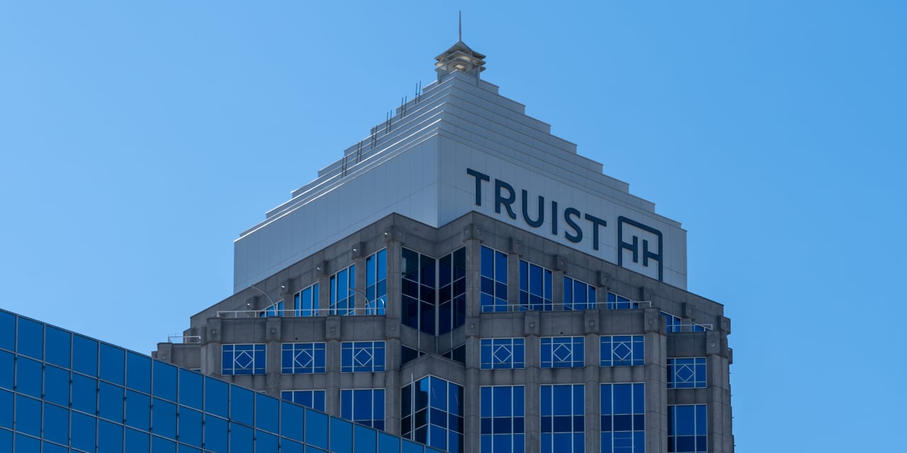 Truist Financial cuts 1,000 jobs to trim costs and beats revenue