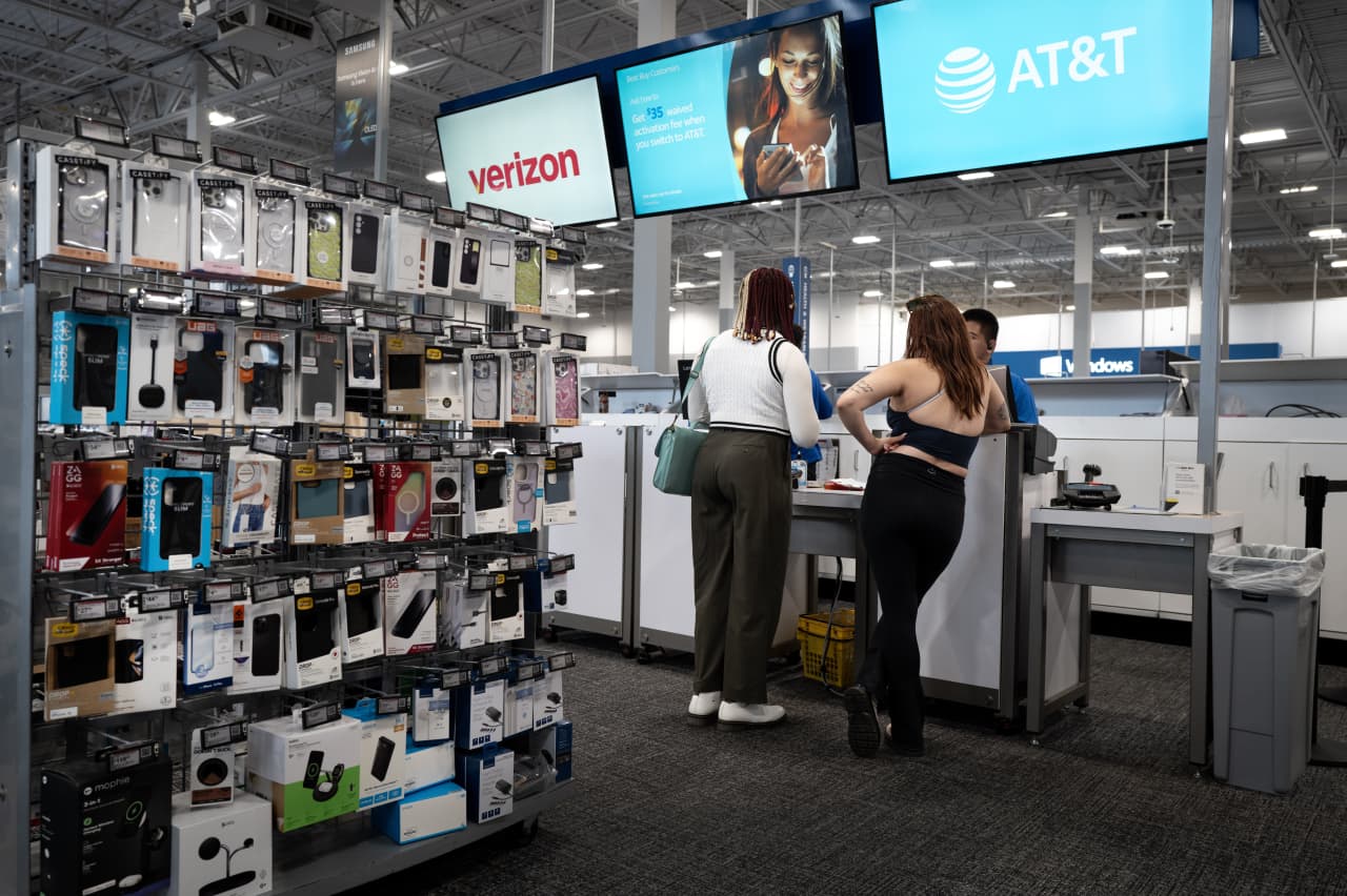 Retail sales fizzled at the end of the holiday season. Tariffs altered Americans’ buying habits