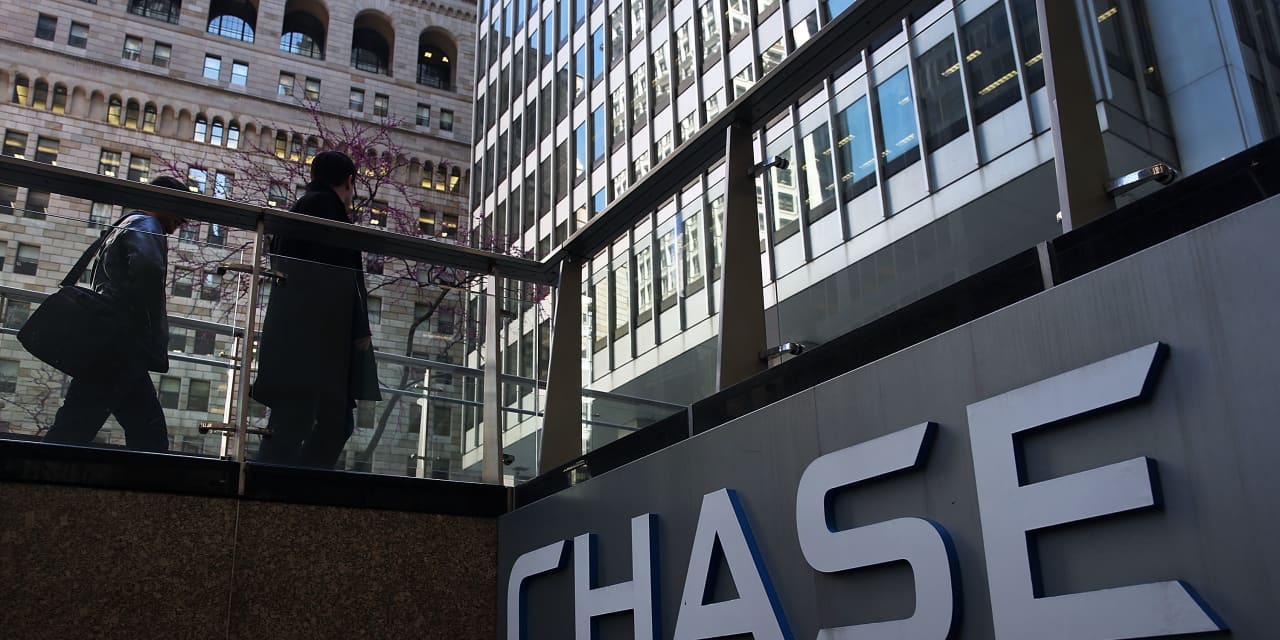 JPMorgan and Bank of America led a parade of performance among the largest U.S. banks, ending a difficult year.