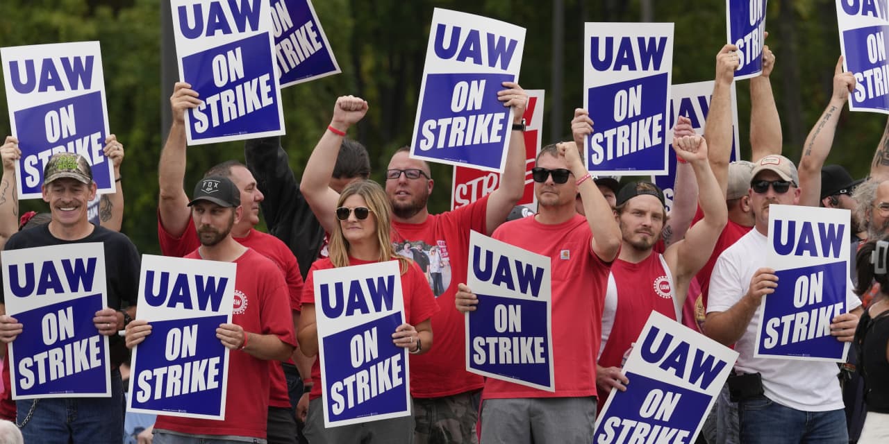 Striking UAW workers enjoy more public support than car companies do: AP-NORC poll - Vimarsana News