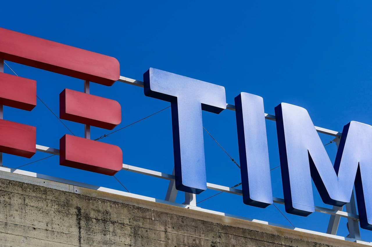 Telecom Italia backs its full-year guidance after posting higher revenue