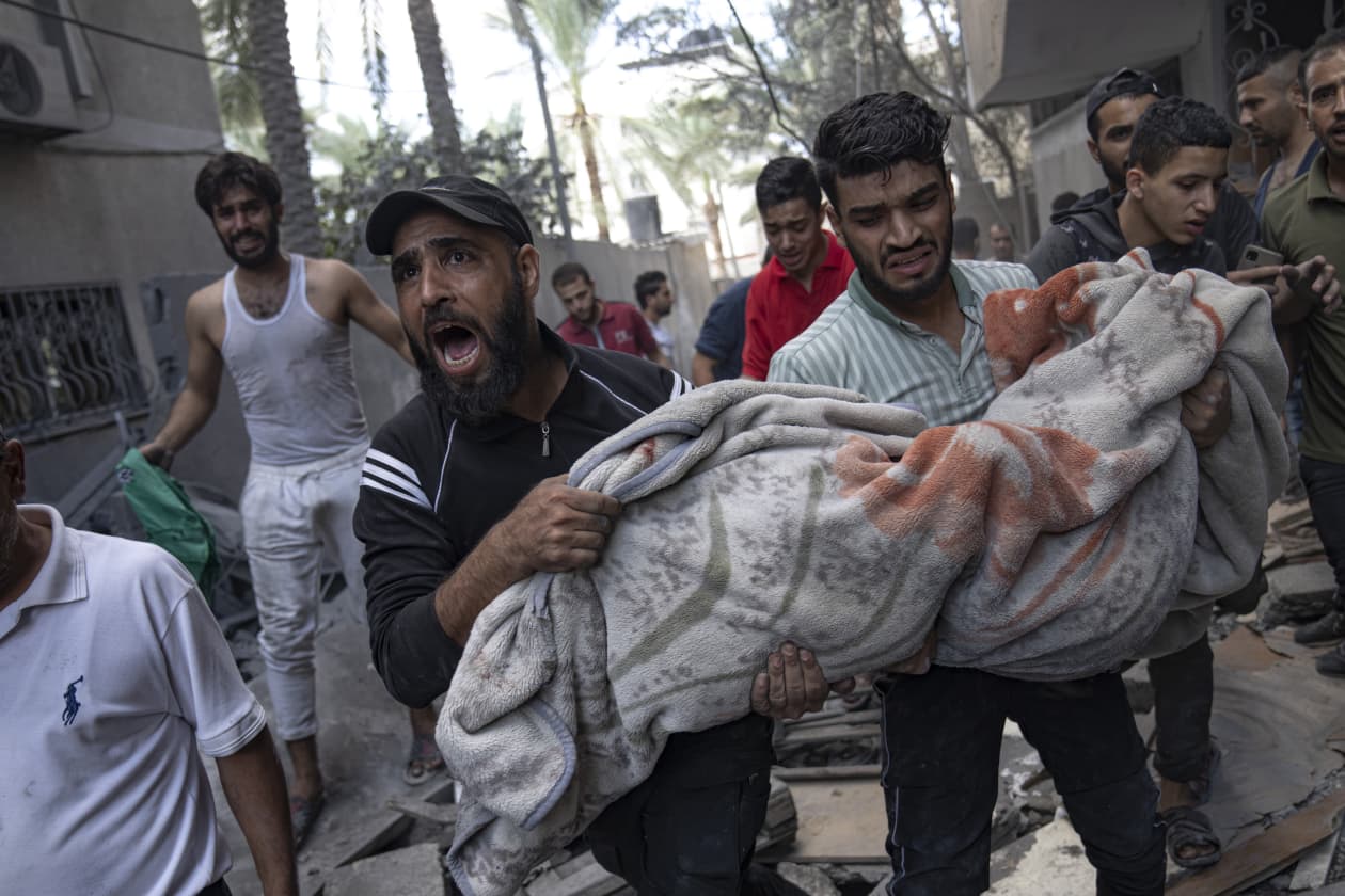 Blast kills hundreds at Gaza hospital; Hamas and Israel trade blame ...