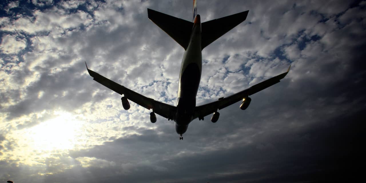 Airline stocks hit hard by United's dour profit outlook - Vimarsana News