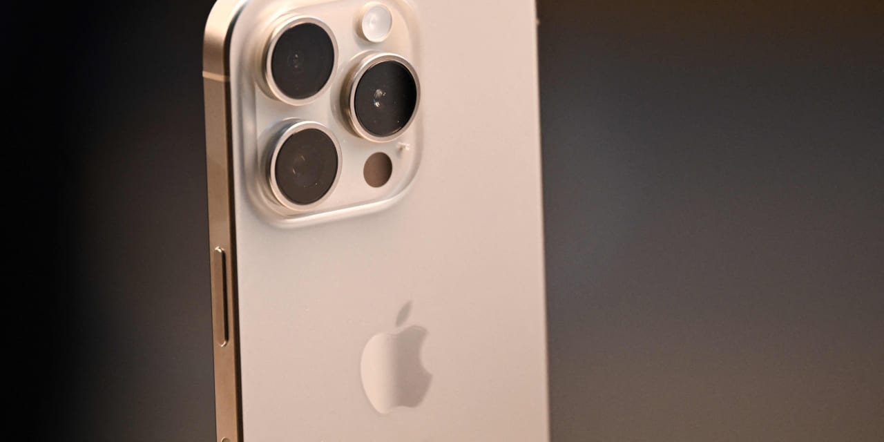 Apple’s stock drops toward longest losing streak in almost 21 months