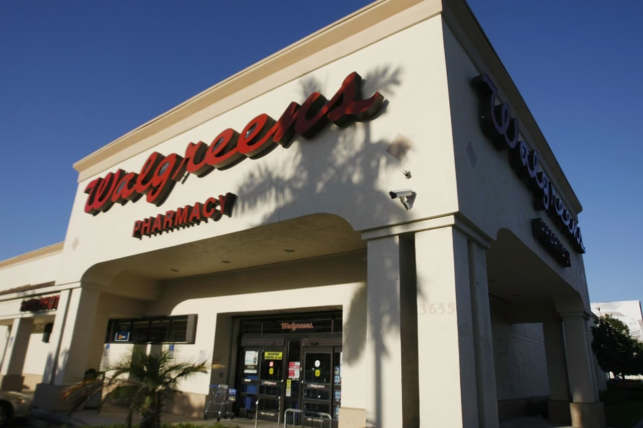 Walgreens stock extends bounce off 25 year low as new CEO prompts