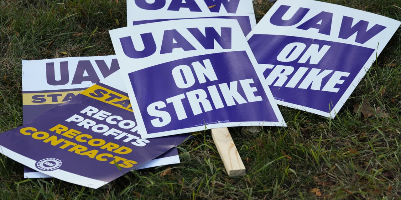 UAW escalates strike against GM after tentative deals with Stellantis and Ford - Vimarsana News