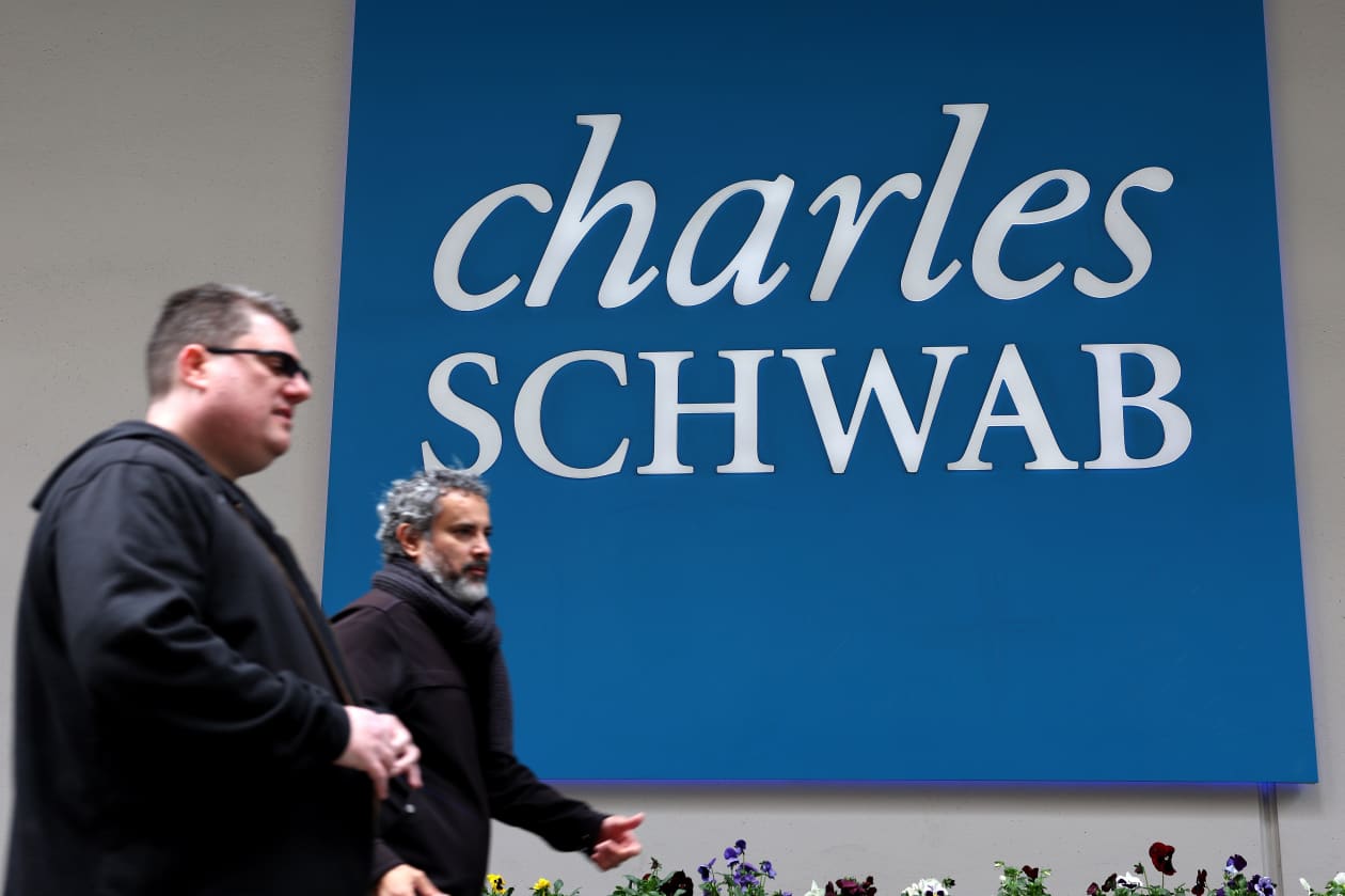 Schwab lays off up to 2,154 people out of 35,900 staff as it moves to cut  costs - MarketWatch