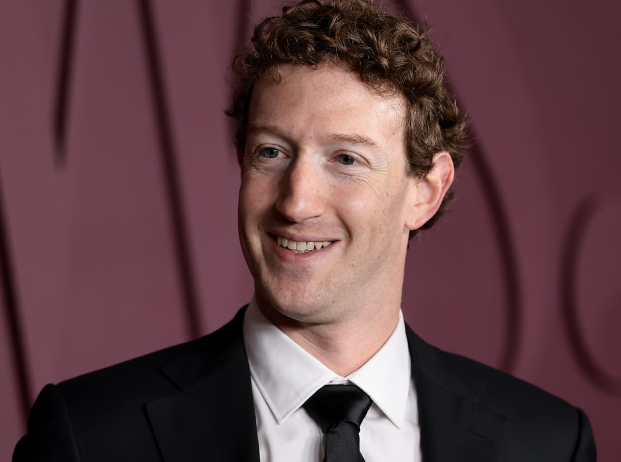 “Tech Mogul Zuckerberg Invests in Miami’s Exclusive ‘Billionaire Bunker'”