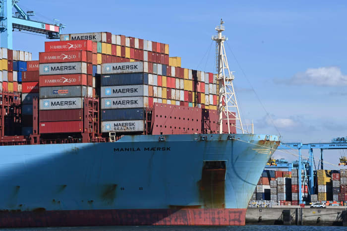 Maersk to cut 10 000 jobs following collapse in shipping firm s