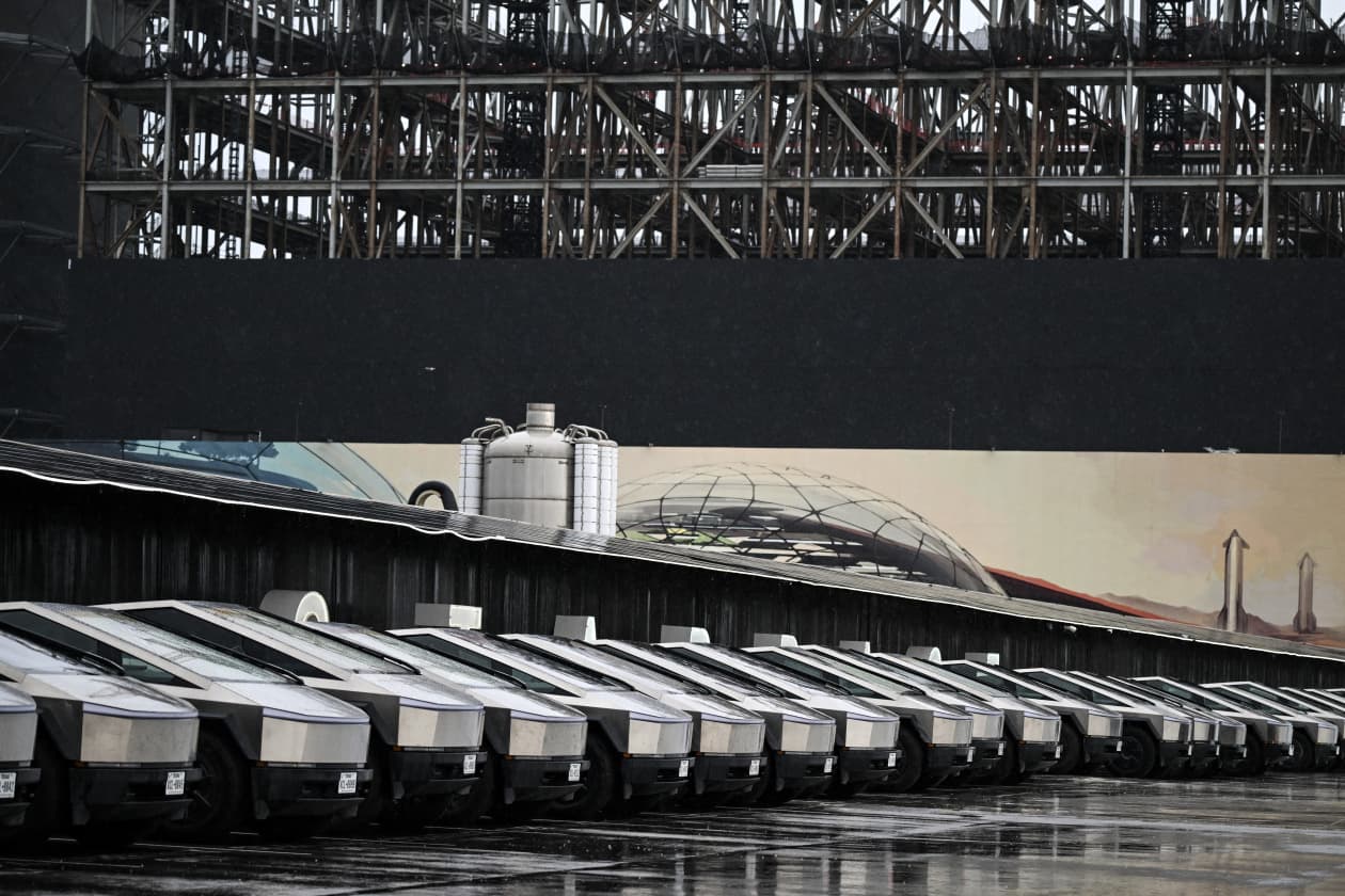 Musk says he’s exploring a SpaceX-Tesla megamerger. What would a combined company be worth?