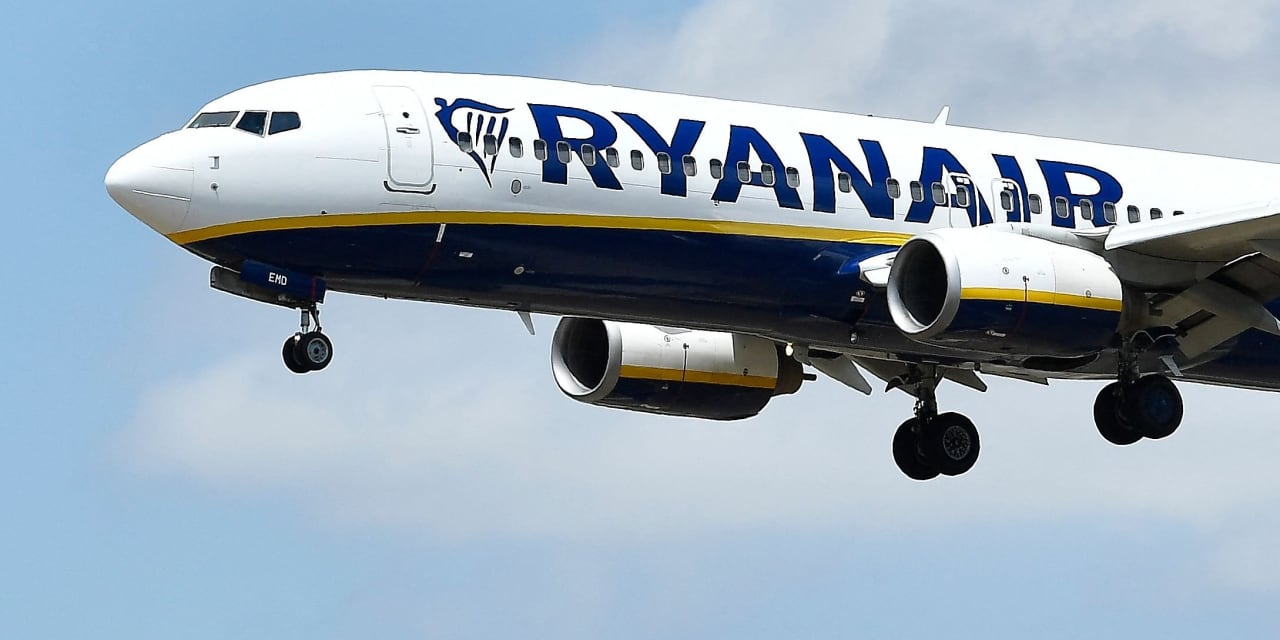 Ryanair shares jump as it forecasts record profit and proposes first dividend